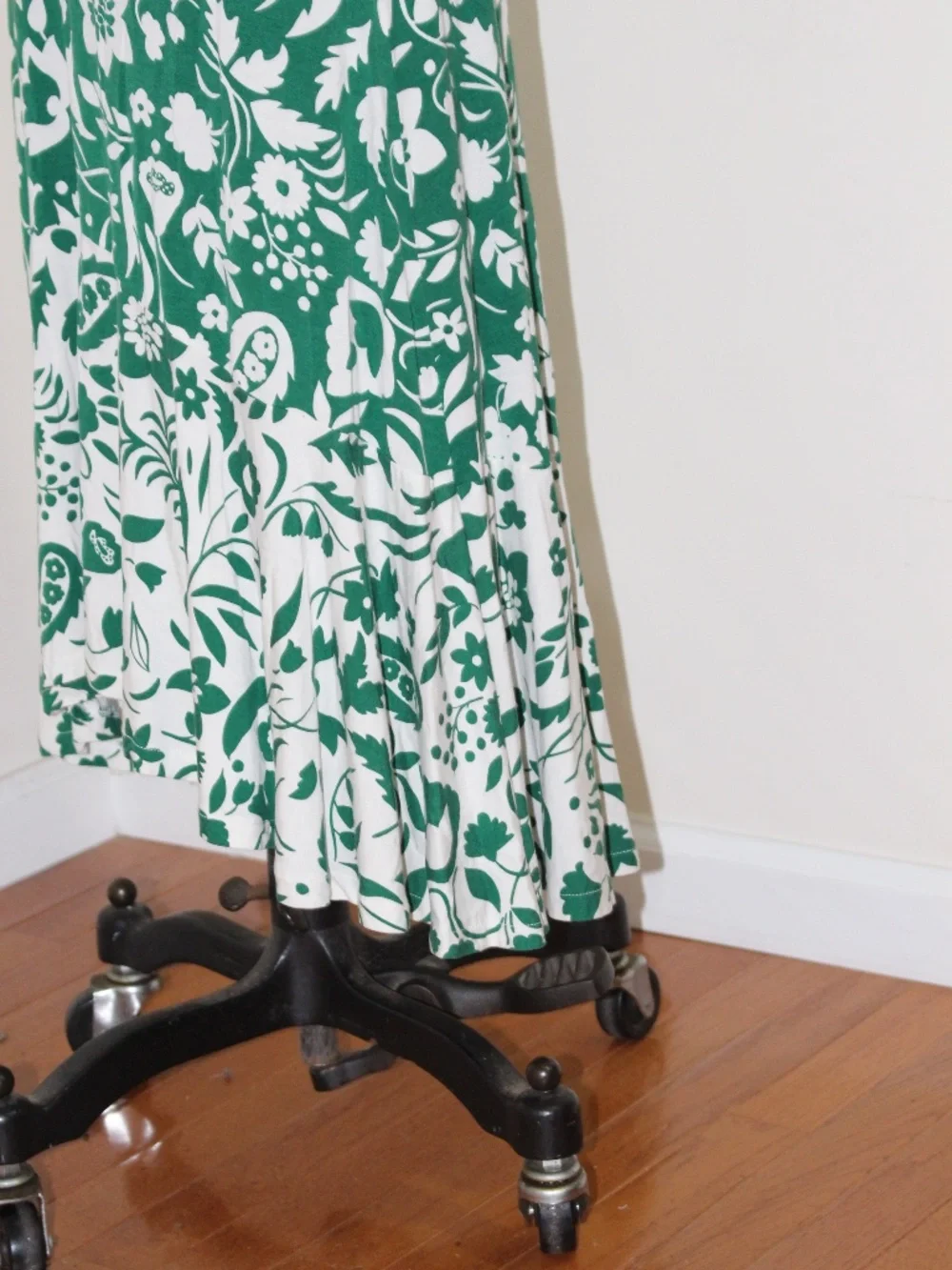Boden, Eliza Midi Sleeveless Green & White Floral V-Neck  Dress - Picture 7 of 14